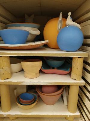 Stage de poterie : chargement du four électrique pour la 2ème cuisson des pièces en faïence