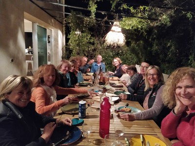 stage de poterie : prise du repas à l'issue d'une journée de céramique et de cuisson raku
