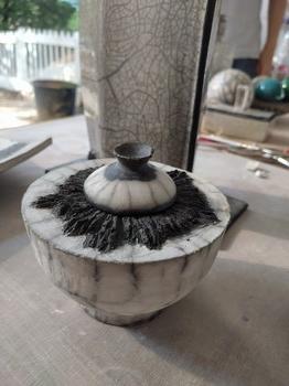 Pièces raku et raku nu enfumées lors de ce stage raku