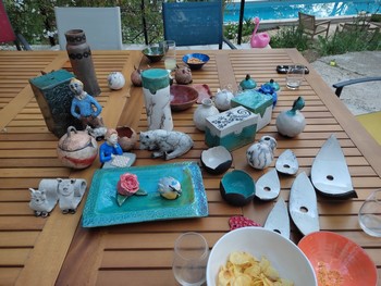 Pièces finalisées après la cuisson raku, l’enfumage et le nettoyage lors d'un stage raku en Provence