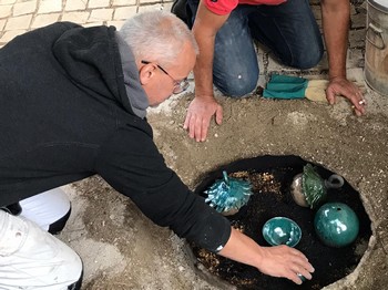 Lors de ce stage raku les pièces raku sont finalisées : retrait de l'enfumage avant nettoyage