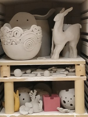 Chargement d'un four pour la première cuisson des pièces façonnées lors de ce stage de poterie