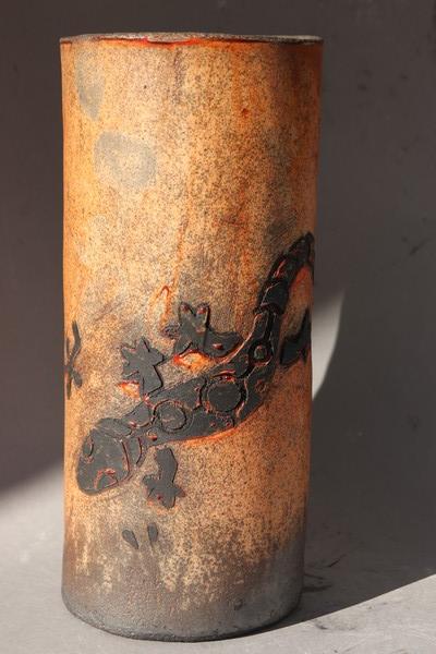 Pièce ayant reçu des réserves au latex avant émaillage par trempage et cuisson raku