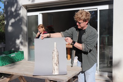 Dernier jour du stage de poterie de raku : prise de vue des pièces réalisées en raku crin de cheval