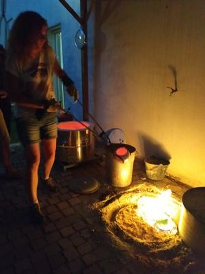 Défournement et mise à l'enfumage de pièces raku lors de ce stage de poterie en provence