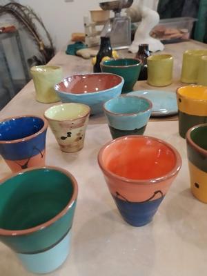Pièces en terre vernissée réalisée lors de ce séjour créatif de poterie : tournage, tournassage, engobage, 1ere cuisson, émaillage, 2ème cuisson
