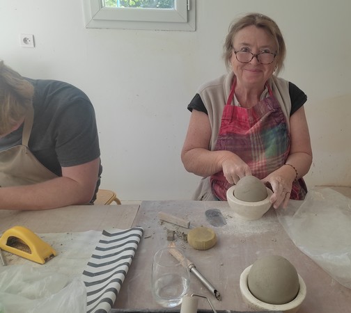 Façonnage par estampage lors de ce stage de poterie