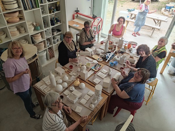 Atelier de poterie et stagiaires lors de ce stage de poterie dans le sud de la France