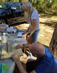 Stagiaires au travail lors de ce stage de poterie