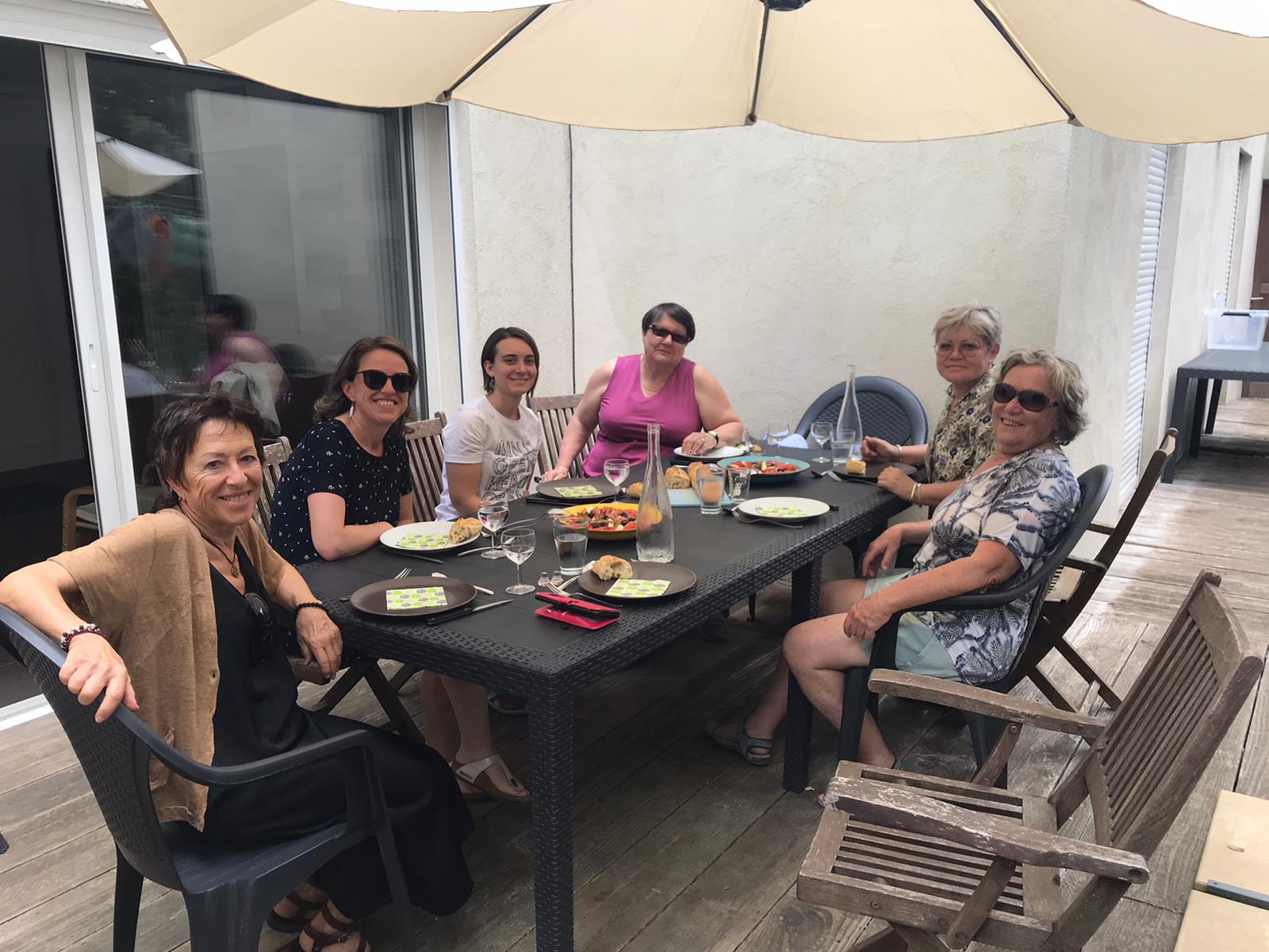 stage de poterie : prise du repas à l'issue d'une journée de céramique et de cuisson raku