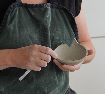 Travail sur la terre crue lors de ce stage de poterie : polissage