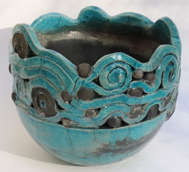Vase raku réalisée en grès par colombinage, estampage. Réserves, émaillage, cuisson raku et enfumage