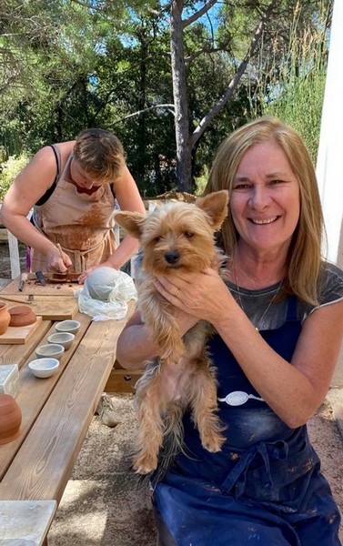 Carole, professeur de ceramique organise des stages de poterie, avec le concours de Lulu