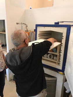 Chargement du four pour la première cuisson lors de stage de poterie : montée en température lente