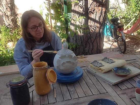 Engobage sur pièce modelée pendant ce stage de poterie