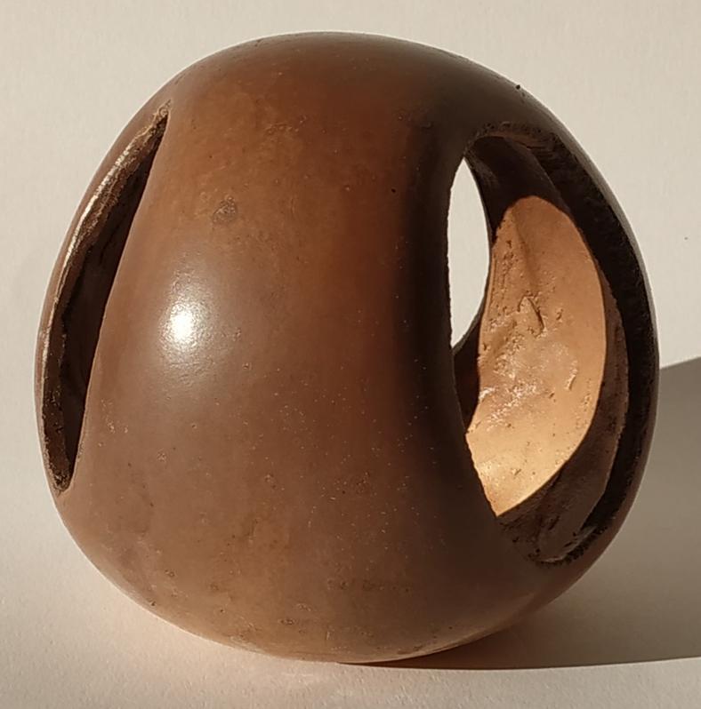 Sphère évidée réalisée par stagiaire cuisson raku cuisson au lait stage de poterie