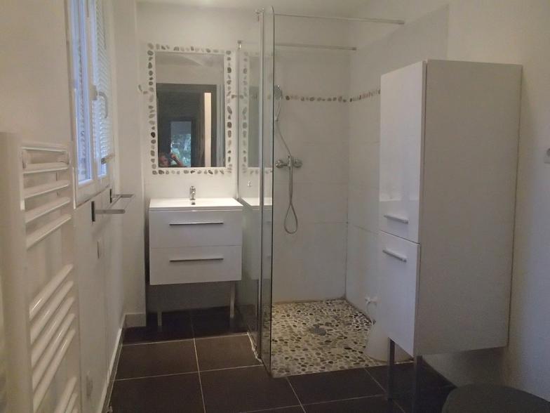 Hébergement du stage de poterie : une salle d'eau