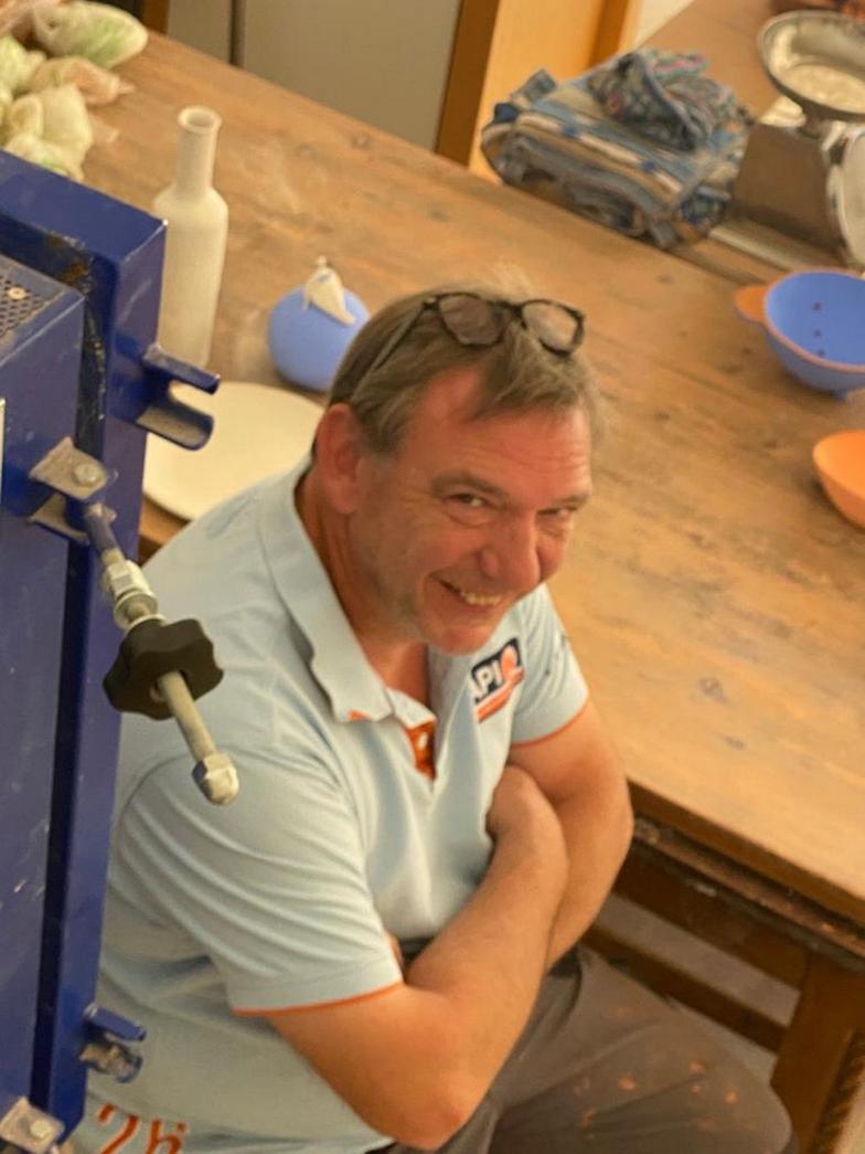 Stagiaire dans mon atelier lors de ces cours de poterie