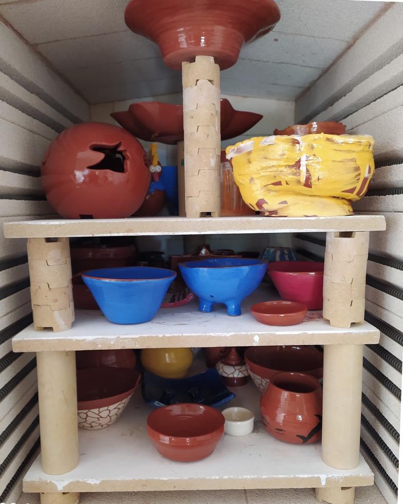 Stage de poterie : ouverture du four électrique 2ème cuisson : pièces faïence émaillées finalisées